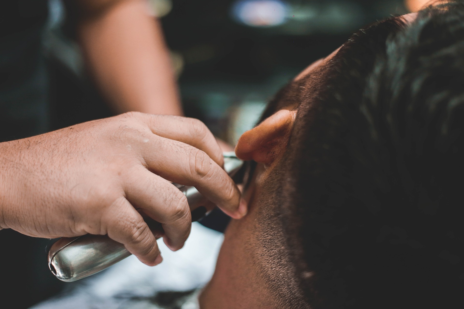 barber szakállnyírás közben